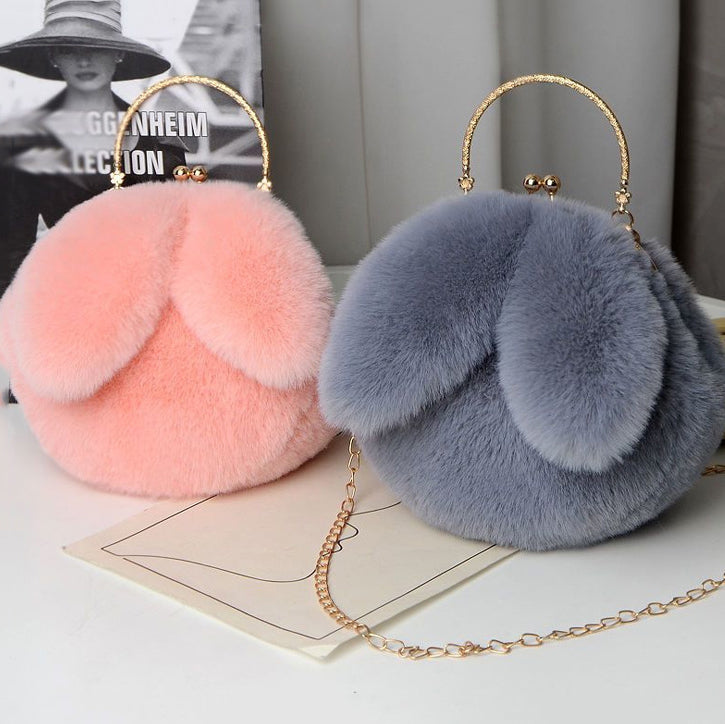 Bolsa de Peluche con Orejas de Conejo – Estilo Kawaii, Cadena Metálica y Suavidad Total