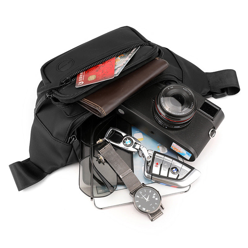 Hombre usando bolso cruzado Holybook – estilo casual, ideal para actividades al aire libre