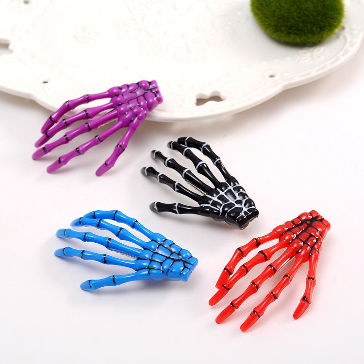 Detalle del broche de calavera Holybook – pinza resistente y diseño espeluznante