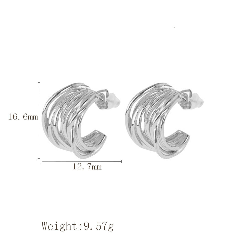 Pendientes de color plata con forma de C – elegancia sutil y contemporánea