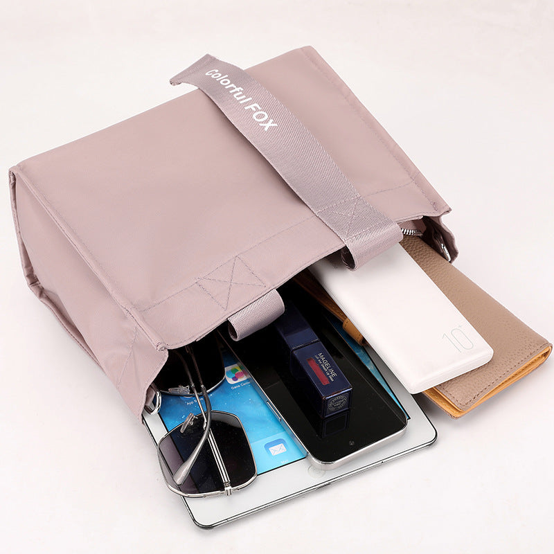 Mujer usando bolsa Holybook tote 2025 – estilo casual o de oficina con comodidad total