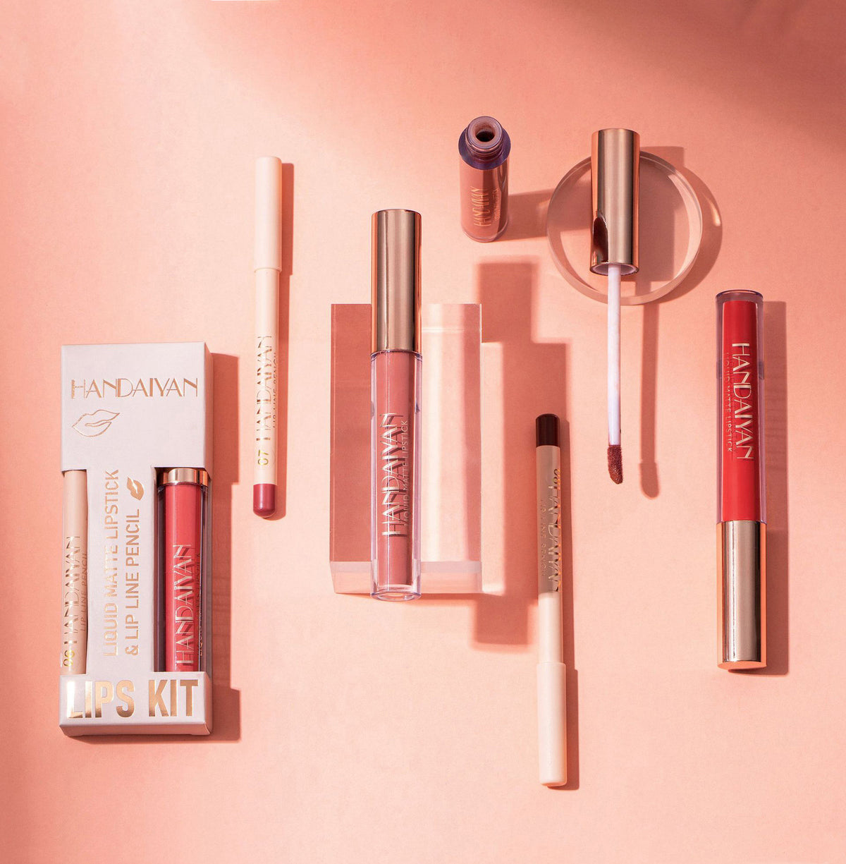 set de delineador y labial líquido Holybook juntos sobre fondo neutro