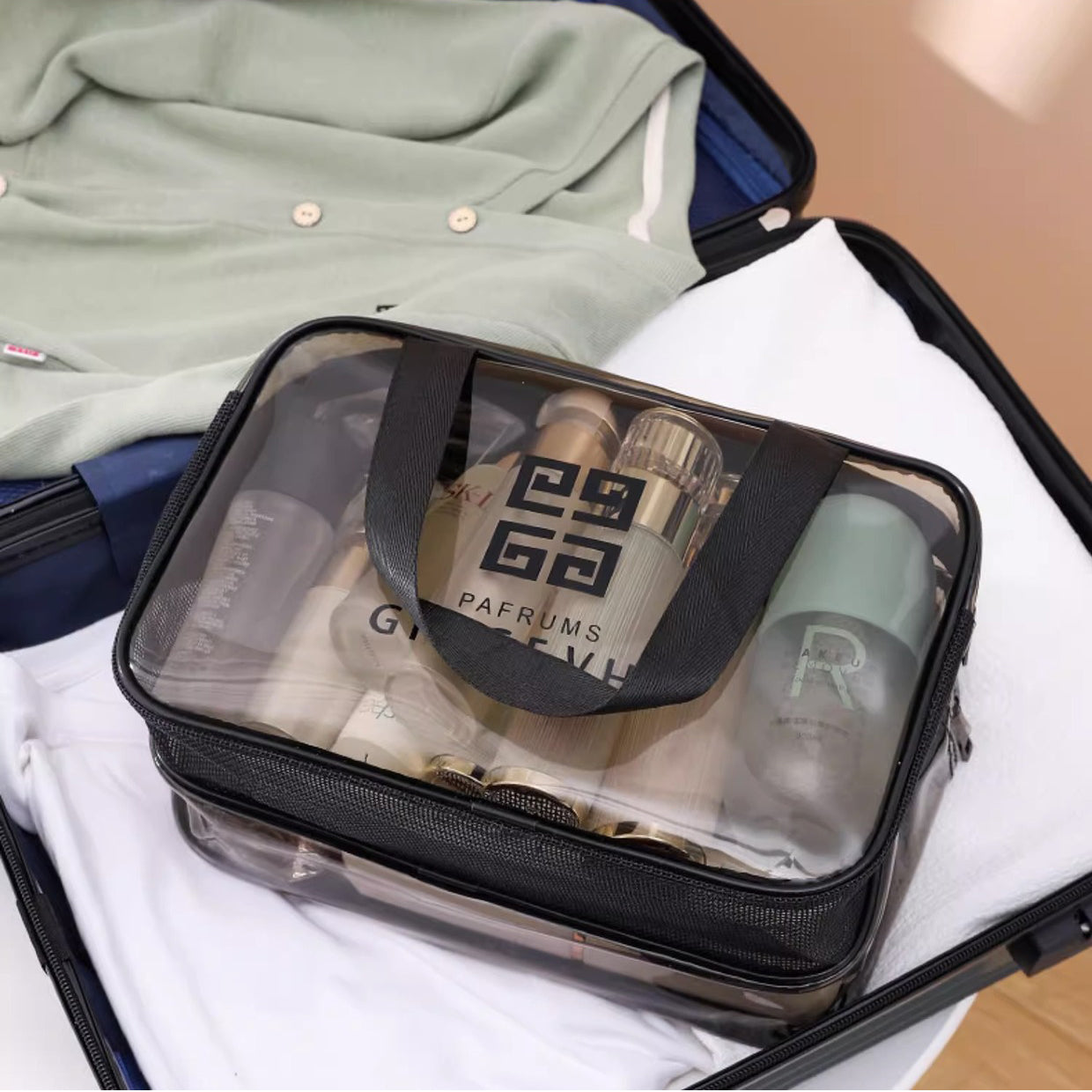 Bolsa de maquillaje negra Holybook en maleta – perfecto para viajes y organización profesional