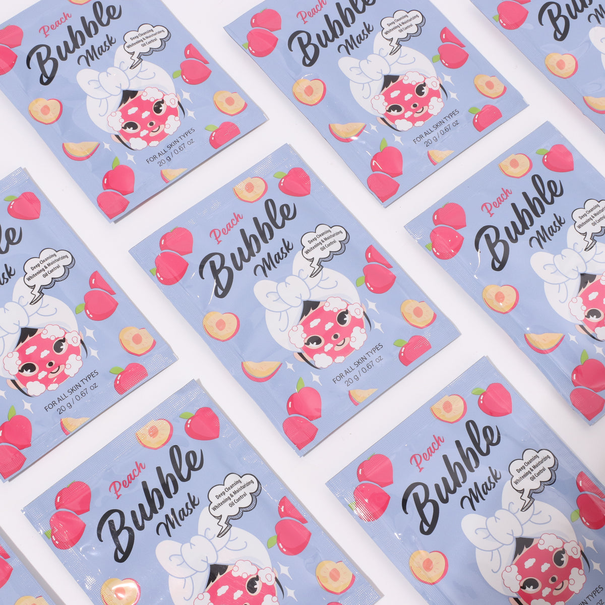 modelo usando mascarilla de melocotón con burbujas activadas en mejillas y frente