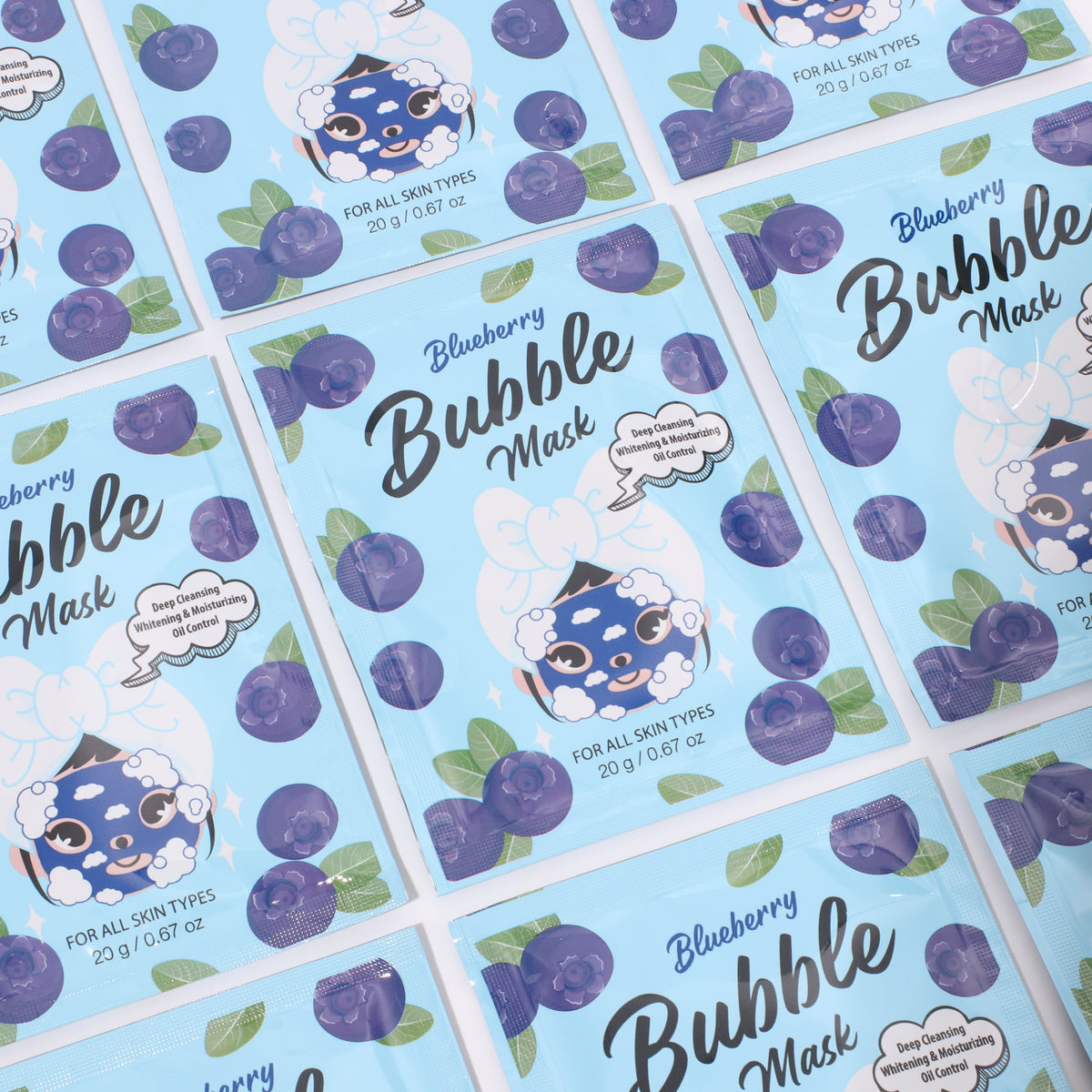 detalle de mascarilla espumosa en acción, generando burbujas al contacto con la piel