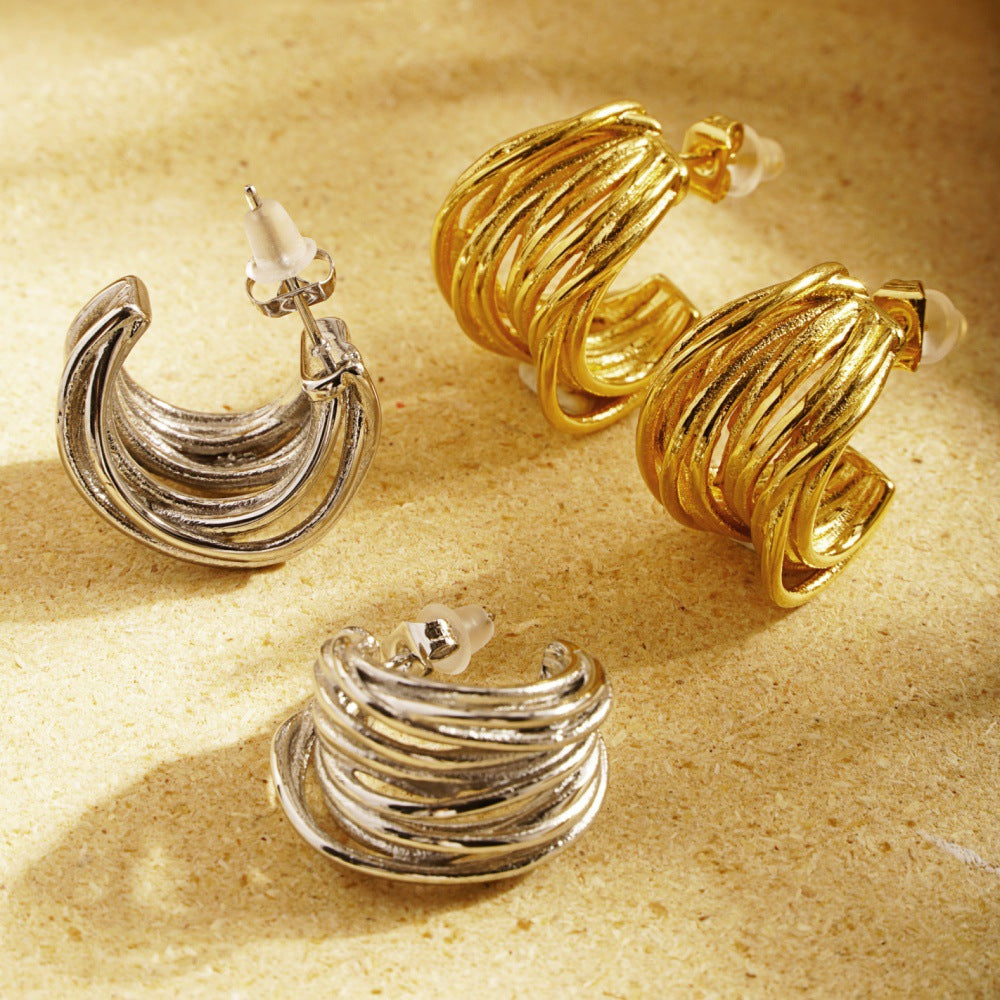 Aretes Holybook dorados en forma de C con diseño de capas entrelazadas – joyería moderna para mujer