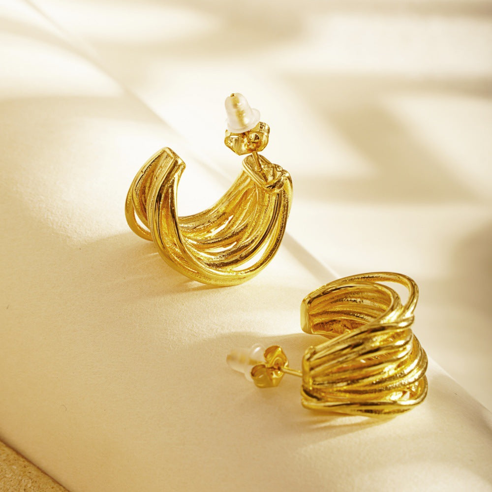 Pendientes plateados tipo C con acabado brillante – aretes elegantes y livianos Holybook