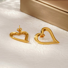 Aretes Holybook de corazón irregular – delicados, livianos y femeninos