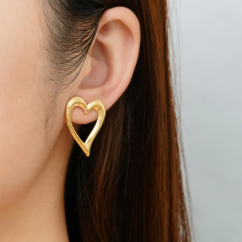 Mujer usando aretes de corazón Holybook – estilo elegante y discreto para el día a día