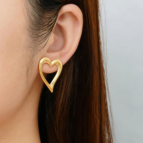 Mujer usando aretes de corazón Holybook – estilo elegante y discreto para el día a día