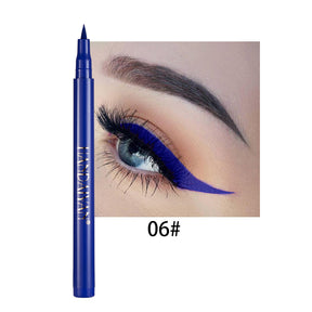 muestra de delineador azul oscuro con tono intenso y acabado mate