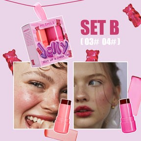 modelo con rubor jelly rosa fresa en mejillas y labios para efecto saludable