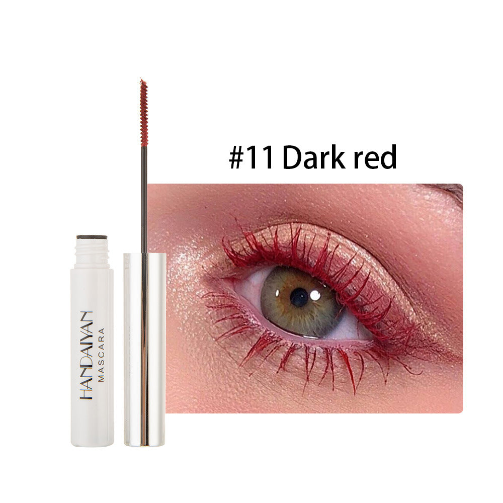 máscara de pestañas roja con tono vino profundo para maquillaje audaz