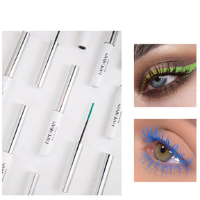 modelo usando rímel azul celeste en pestañas superiores para look colorido