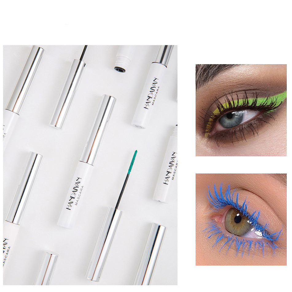 modelo usando rímel azul celeste en pestañas superiores para look colorido
