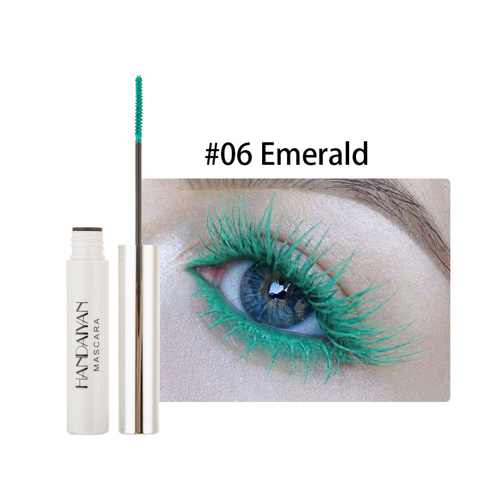 rímel verde esmeralda con acabado vibrante y textura suave