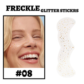 freckles metálicas doradas brillando bajo la luz sobre el rostro de la modelo