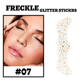 modelo con stickers de pecas doradas estilo estrella aplicados en mejillas y nariz