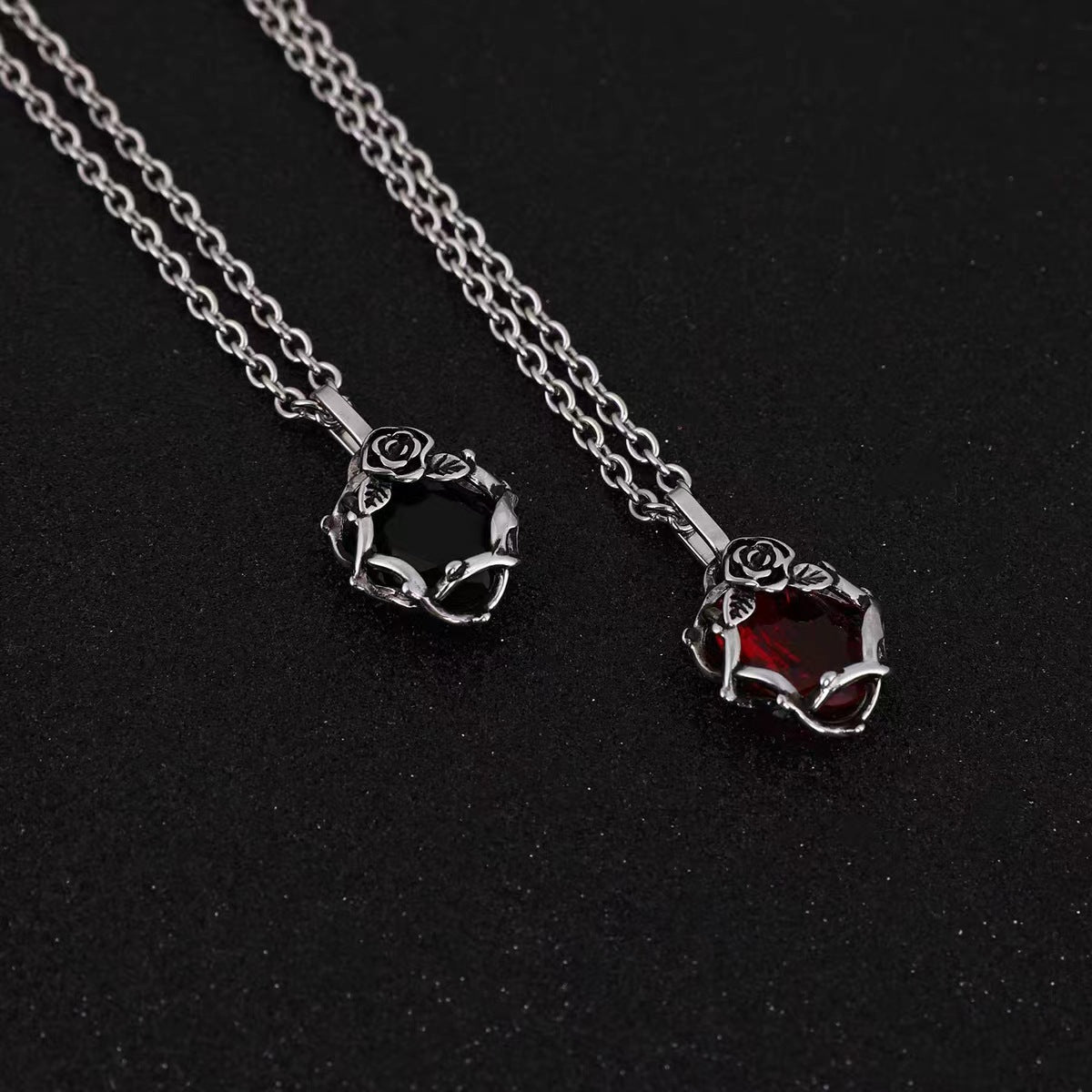 Collares para parejas Holybook – diseño de rosa con espinas y piedra roja estilo rubí