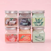 modelo usando exfoliante de frutas en brazos o piernas con movimientos circulares suaves