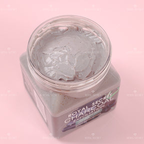 exfoliante negro con carbón activado, fondo oscuro y limpio destacando desintoxicación profunda