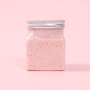 imagen estética del exfoliante servido en una cuchara de madera para resaltar su consistencia natural